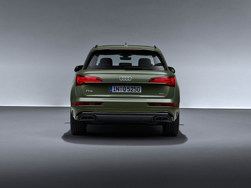 Auffällig am Heck sind die neuen OLED-Rückleuchten, die sich variabel steuern lassen. (Bild: Audi)
