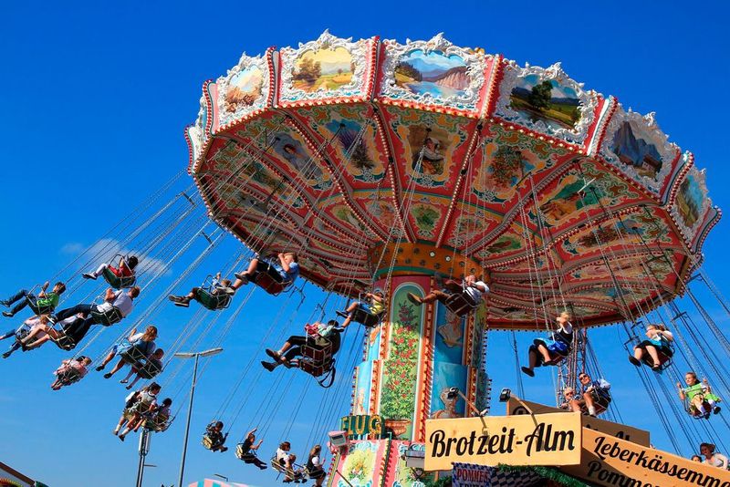 Ein Klassiker unter den Fahrgeschäfften: das Kettenkarussel... (Bild: Pixabay)