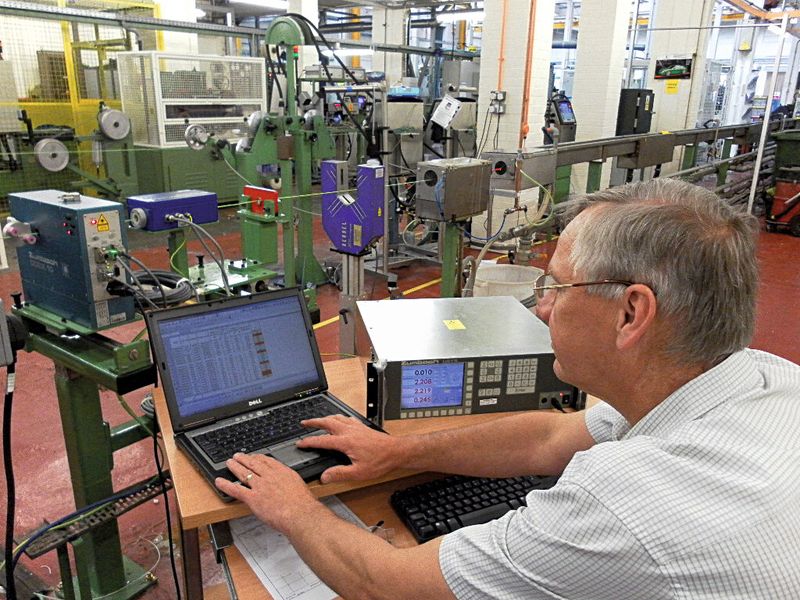 Die EHS-Koordinatoren auf Werksebene püfen mittels Online-Überwachungen beispielsweise die Effizinez des Materialeinsatz sowie die Produkt-Compliance. (Bild: Belden)