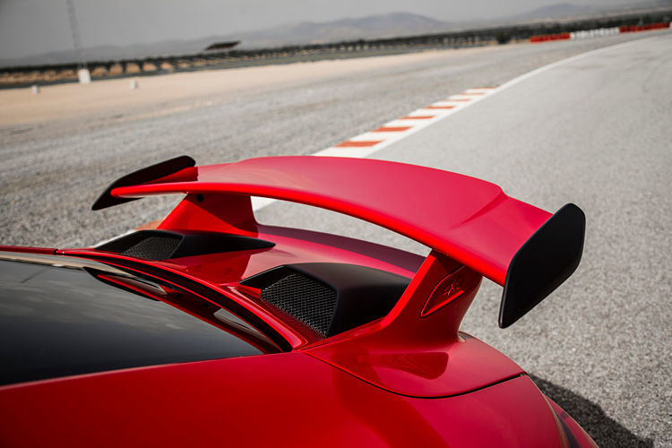 Das charakteristische Erkennungsmerkmal des GT3, der starre Heckflügel aus Carbon, steht nun 20 Millimeter höher im Luftstrom als beim Vorgänger. (Porsche)