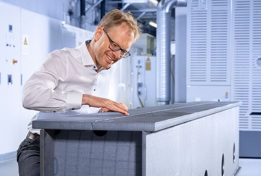 Das ist Dr. Dirk Dittrich vom Fraunhofer-IWS ber der Arbeit. Er hat mit seinem Team und Partnern aus der Industrie ein leistungsfähiges Laserschweißverfahren entwickelt, das den Stahlbau revolutionieren kann. Es benötigt weniger Energie und Zusatzwerkstoff. Doch das ist noch nicht alles.(Bild:  Fraunhofer-IWS / R. Jungnickel)