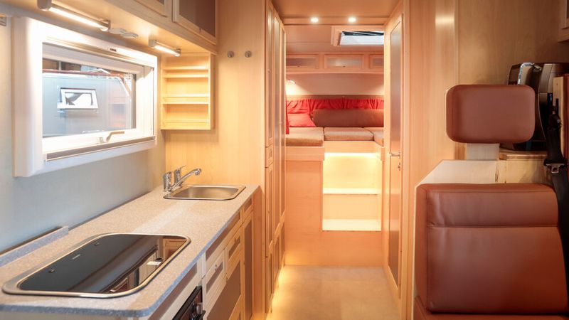 Der EX 600 beinhaltet serienmäßig neben Echtglasfenstern und dimmbaren LED-Innenleuchten eine große Küche und eine separate Dusche.  (Bild: Messe Düsseldorf/ctillmann)