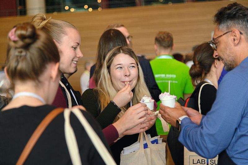Und auch die Aussteller lassen sich immer wieder Neues einfallen. So brachte das Team von Qualitype kurzerhand einen Eismanufakteur auf die LAB-SUPPLY. Besucher konnten sich dann über das Probenmanagmentsystem Samples ihr Wunscheis zusammenstellen – informativ und lecker!    Mehr Infos zu den kommenden LAB-SUPPLY-Messen finden Sie auf www.lab-supply.info (Bild: Stefan Stark)
