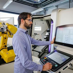 TU-Graz-Forscher Johannes Schmid am CNC-Dreh-, Fräs- und Verzahnungszentrum in der Lernfabrik.(Bild:  Lunghammer / TU Graz)