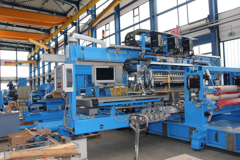 Bereits 1997 hat Kinkele Spiralrohrmaschinen gebaut. Alle blauen Konstruktionsteile sind von Kinkele. Der Auftragsfertiger wäre in der Lage binnen 6 Monate so eine komplette Anlage herzustellen, vorausgesetzt der Kunde hat bereits alles wie beispielsweise Zeichnungen soweit fertig. (Bild: Sonnenberg)