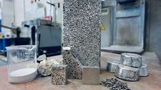 Der Magnesiumschaum (Mitte) besteht aus gemahlenem Muschelschalenpulver (links), Calcium und Magnesium (rechts).   (Bild: Hereon/Rabea Osol)