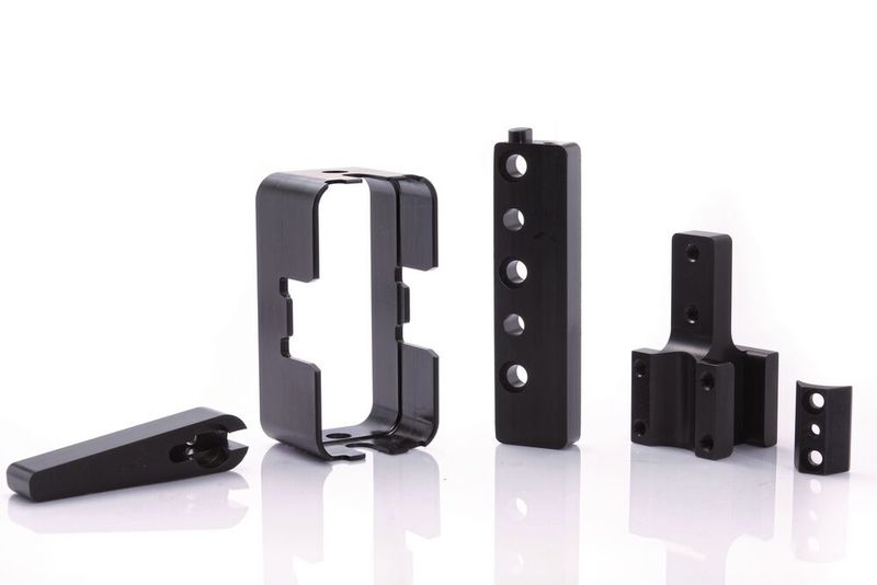 Typisches Bauteilspektrum der Eglin Präzisionsmechanik. Eine besondere Stärke ist die spanende Bearbeitung von Kupferlegierungen bis hin zu Reinkupfer.  (Bild: NIELS FRANKE)