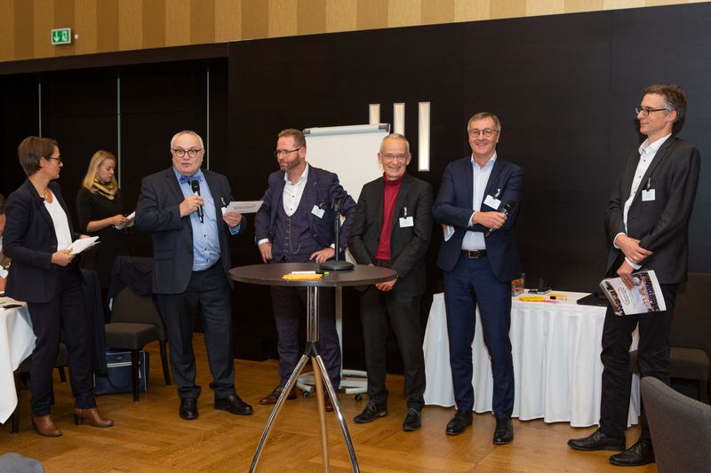 Lachende Gesichter (v. l.): Henning Lühr, Marc Groß von der KGSt, Hartmut Beuß, Ernst Bürger aus dem BMI und Dr. Martin Hagen stellen die Ergebnisse ihrer Arbeitsgruppe „Beyond OZG – wie kann es weitergehen?“ vor (Gaby Ahnert – Eventfotograf)