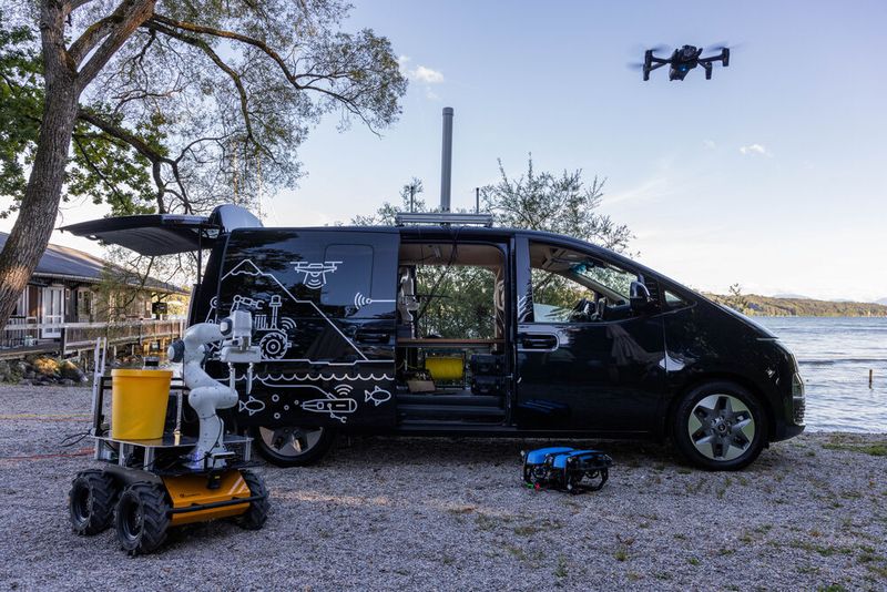 Der Hyundai SVan transportiert allerlei technische Geräte zum Einsatzort.(Bild:  Hyundai)