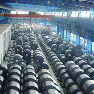 Der Materialtransport zwischen den automatischen Förderanlagen und den Lagerbereichen, sowie innerhalb der Lager wird mit Hilfe von insgesamt sieben bemannten Brückenkranen abgewickelt. Bild: Logotek