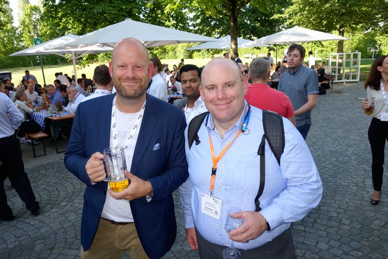 (l.) Markus Deserno, Seen-Media, und Richard Ventura, NEC, genießen ein kühles Bier. (Bild: IT-BUSINESS)