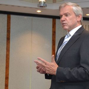 Clemens Klinke, Vorsitzender der Geschäftsführung Dekra Automobil GmbH: „Wir haben uns dazu entschlossen – gemeinsam mit dem Carsharing-Unternehmen Flinkster – allen Beschäftigten der Hauptverwaltung in Stuttgart seit Januar 2012 `Corporate-Carsharing´ anzubieten. Den Mitarbeitern stehen zwei Elektrofahrzeuge für betriebliche Fahrten zur Verfügung.“(Foto:  Michel)