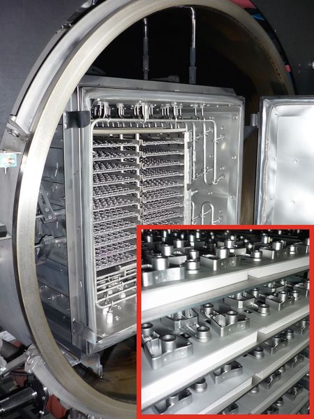 Die MIM-Teile kommen hell glänzend und mit sehr glatter Oberfläche aus dem Ofenprozess. (Bild: Parmaco)
