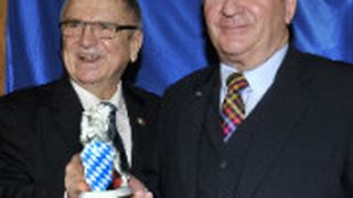 Der Löwe: Klaus Dieter Breitschwert (li.), Präsident des Kfz-Gewerbes Bayern, überreicht Winfried Bayer zum Abschied einen bayerischen Löwen. (Foto: Zietz)