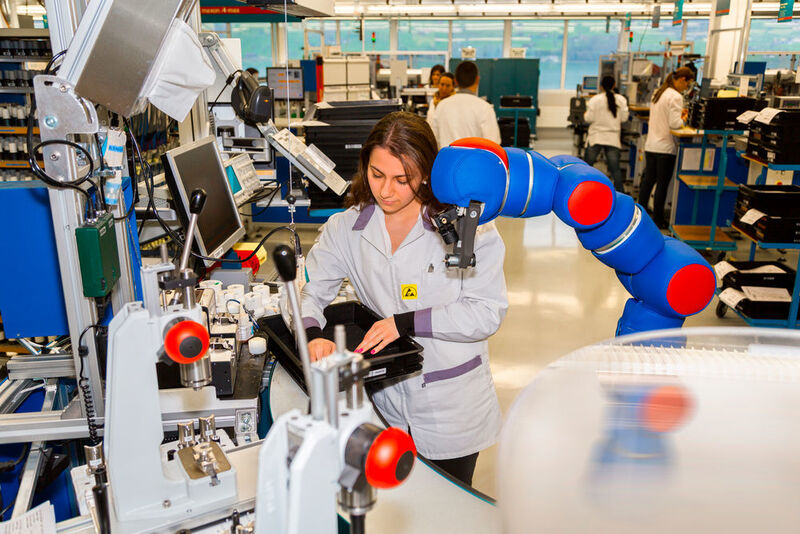 Mensch und Roboter kommen sich auch in der Industrie immer näher. Leichte Modelle arbeiten in der Fabrikhalle Hand in Hand mit Menschen zusammen. (Bild: Maxon Motor)