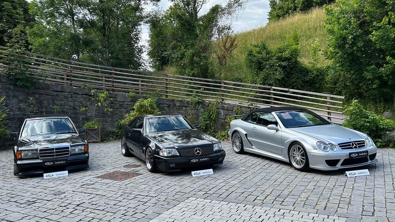 Fahrzeuge der Mercedes-Benz-Baureihen W201, R129 und A209 (von links) zur Versteigerung durch RM Sotheby’s. (Bild: Peter Diehl)