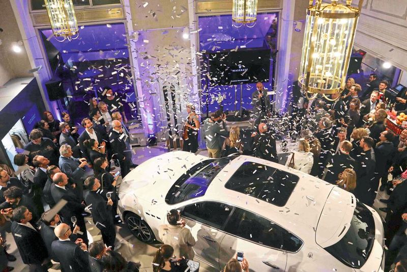 200 geladene Gäste feierten den Fortbestand der Markenpräsenz im Münchner Zentrum. (Bild: Brauer Photos / V. Simon)