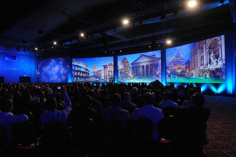 Das große Auditorium im Tagungshotel bildete die beeindruckende Kulisse für die Sophos-Partnerkonferenz mit über 500 Teilnehmern. (Bild: Sophos)