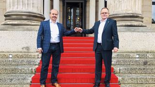 Staffelübergabe: Prof. Claus Oetter gratuliert Michael Finkler zum Vorsitz für die nächste Amtsperiode. (VDMA)