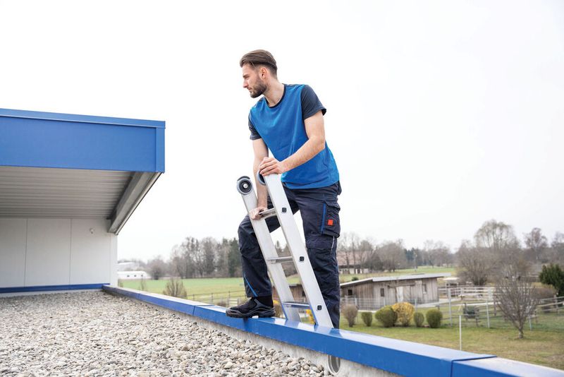 Damit man über die Stufen-Seilzugleiter regelkonform auf ein Dach oder ein anderes Geschoss wechseln kann, hat Munk das obere Leiternende ohne Querverstrebung gestaltet.