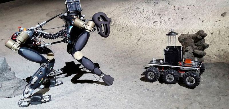 Der DFKI-Laufroboter Charlie und der Rover der TU München als Schwarmteilnehmer.(Bild:  Tobias Stark)