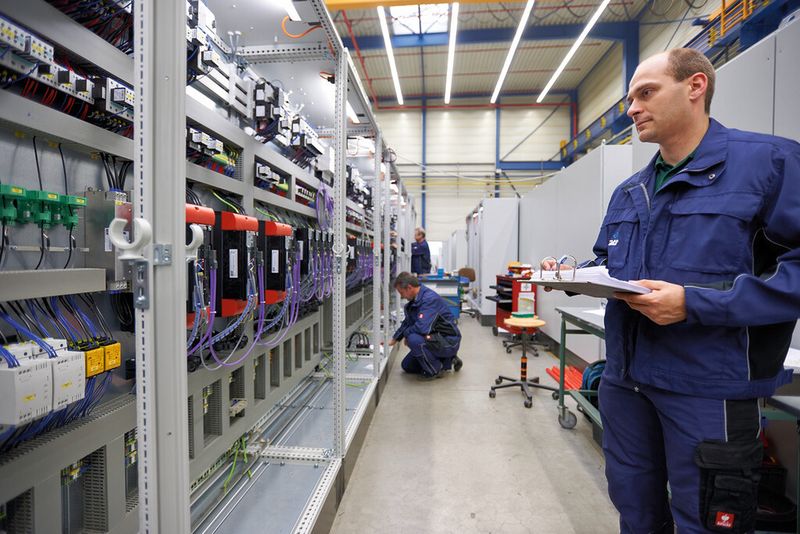 Bild 2: Der Steuerungsbau gehört zu den Industriefeldern, auf denen noch relativ viel Handarbeit üblich ist. (Bild: Rittal)