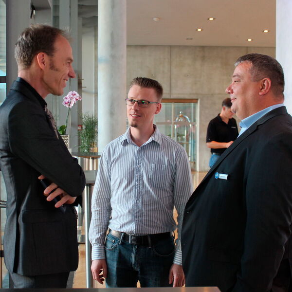 (l.) Arne Fischer (Westlotto), Steffen Kölsch (Seculonia) und Michael Scheffler (A10 Networks) sind in ein angeregtes Gespräch vertieft. (A10 Networks)