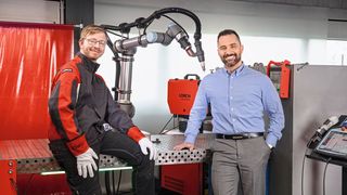 Möchten den Schweiß-Cobot nicht mehr missen: Jannik Grimm, seit 3 Jahren Schweißer bei Ferrotec und Asim Aghdiri, Diplomphysiker und geschäftsführender Gesellschafter des Unternehmens (v.l.n.r.). (Bild: Lorch)