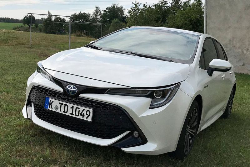 Die LED-Lichttechnik macht extrem schmal geschnittene Scheinwerfer möglich. (Rosenow/»kfz-betrieb«)