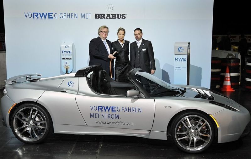 Tuning geht neue Wege. Hier präsentieren Brabus-Chef Bodo Buschmann (links), Carolin Reichert (Mitte), die Leiterin des Geschäftsbereichs E-Mobility beim Energieversorger RWE, und Frank Thorwirth (rechts), Vorsitzender der Geschäftsführung der Messe Essen, einen veredelten Tesla-Roadster mit Elektroantrieb. (Archiv: Vogel Business Media)