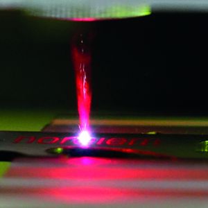Der Lasergravierer arbeitet berührungslos mit einem Infrarot-Faserlaser, mit dem unterschiedliche Materialen bearbeitet werden können.  (Bild: Norelem)