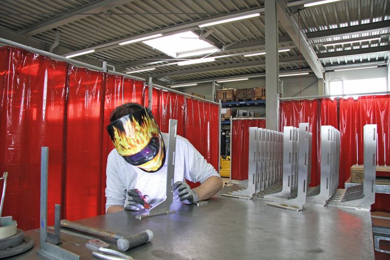 Neue Montage im aufgestockten Gebäude: Das Schweissen von Aluminium gehört bei Mirap zu den Kernkompetenzen im Bereich der Feinblechbearbeitung. (L.Meister)