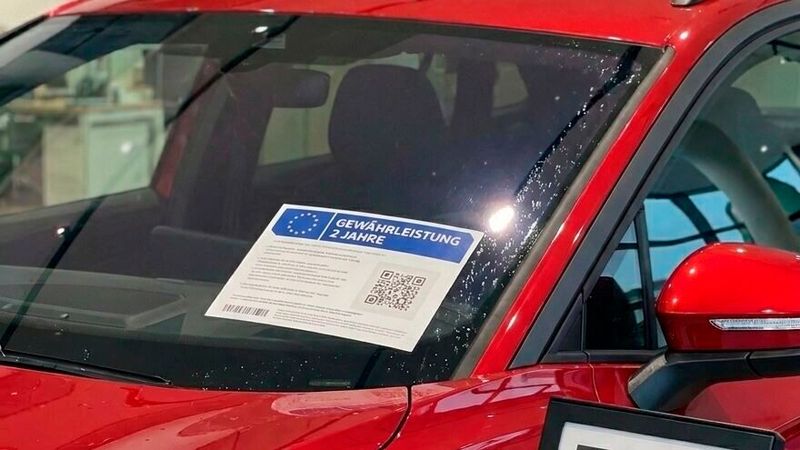 Ab 27. September 2026 müssen alle Fahrzeuge mit dem neuen EU-Gewährleistungs-Label ausgestattet sein; Neuwagen zusätzlich mit einem Garantie-Label.(Bild:  Gemini / 3 Pro  / KI-generiert)