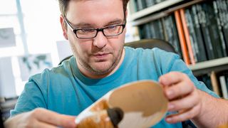 Dr. René Hoffmann erforscht die Lebensweise von ausgestorbenen Meerestieren. Dazu nutzt er moderne bildgebende Verfahren und Vergleiche mit heute noch lebenden verwandten Arten. (Bild: © RUBIN, Damian Gorczany)