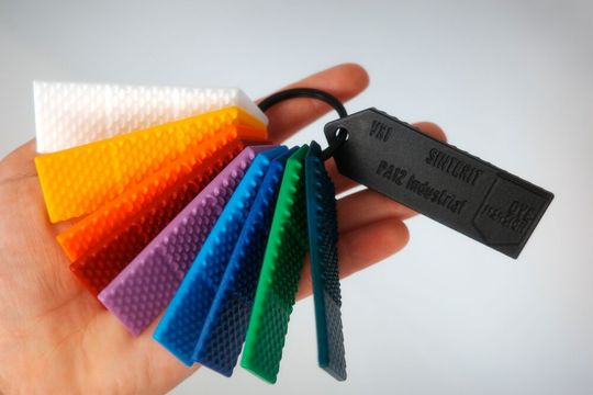 Weiße Sinterit-Teile, die mit dem neuen Bianco1-Drucker hergestellt wurden, kann die DM60 von Dyemansion, nachdem sie die VX1 veredelt hat, weit mehr Farben verleihen als sie hier zur Auswahl stehen. Sinterit-Kunden könnten so erstmals auch farbige Teile odern.(Bild:  Dyemansion)
