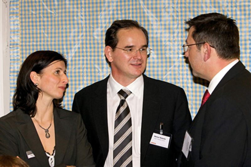 Trio: Daniela Schilling von der IT-BUSINESS Akademie mit Werner Nieberle, Geschäftsführer der Vogel IT-Medien und Robert Beck, Geschäftsführer Ingram Micro. (Archiv: Vogel Business Media)