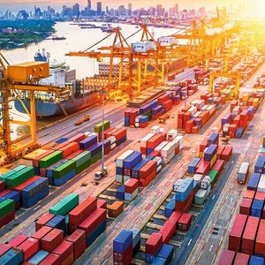 Das Schließen von Grenzen hat klargemacht, dass man als Unternehmen die Lieferketten neu betrachten muss. Sie näher an die Produktionsstätten heranzubringen, ist eine Option.  (Bild:  Deutsche Post AG)