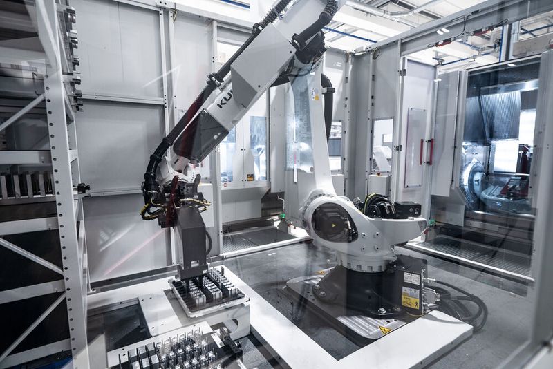 Ein Robotersystem bestückt bei Heron drei 5-Achs-Fräszentren. (Bild: Pascal-Angelo Ortler)