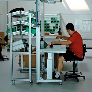 Die neuen Arbeitstische sind so weit – elektrisch oder hydraulisch – höhenverstellbar, dass sie ein Arbeiten im Wechsel zwischen Sitzen und Stehen erlauben.