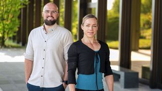 Die Paderborner Wissenschaftler Dr. Sandra Gausemeier (re.) und Dr. Tim Lehmann (li.) erforschen neue Technologien für sicheres autonomes Fahren. (Bild: Thorsten Hennig | Universität Paderborn)
