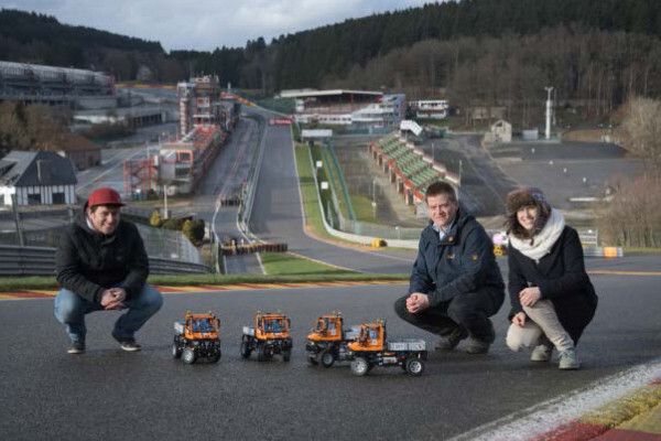 Stellvertretend für die involvierten Studierenden nahmen Güliz Aydin (rechts) und Korbinian Vogt (links) in Spa-Francorchamps als Zuschauer, Fahrer, Streckenposten und Lego-Mechaniker teil.  Mit im Bild ist Projektleiter Bruno Gnörich (Mitte). (Bild: RWTH Aachen/ika)