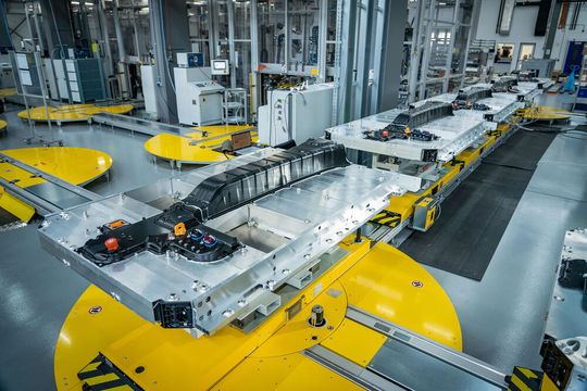 Auf hochautomatisierten Linien greifen im Werk Schierling diverse Fertigungsprozesse ineinander.(Bild:  Webasto)