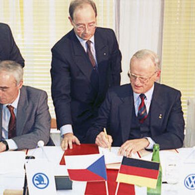 Die am 28. März 1991 unterzeichnete Vereinbarung, durch die Škoda Auto in den Volkswagen Konzern eintrat, markierte den Beginn einer neuen Ära für den in Mladá Boleslav ansässigen Automobilhersteller.  (Bild: Škoda )