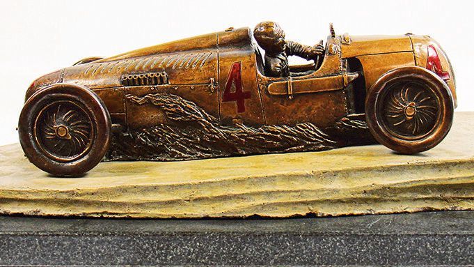 Der große Bernd Rosemeyer in einem Auto Union in Form eines bronzenen Briefbeschwerers: Kostenpunkt 7.700 Euro. (Bild: Seidel)