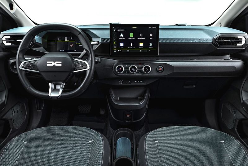 Die zwei Bildschirme – 7- und 10,1-Zoll groß – wurden vom Twingo übernommen und mit einer eigenen Grafik bespielt. (Bild: Dacia)