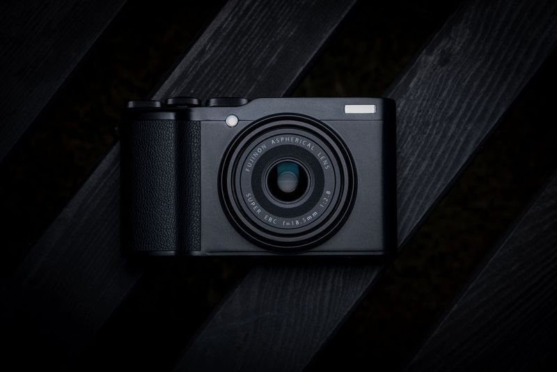 Das Objektiv kommt mit einer Festbrennweite von 25 mm und kann digital auf 35 und 50 mm ausgeweitet werden. (Fujifilm)