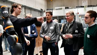 Mitarbeitende und Studierende der OTH Regensburg erläutern den Gästen die Demonstratoren. (Bild: Simone Grebler)