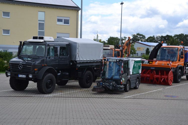 Der Hof steht voll mit Nutzfahrzeugen aller Sparten. Bei Bedarf repariert man bei Schmolck über Nacht und liefert bis zum nächsten Morgen direkt vor die Tür. (Archiv: Vogel Business Media)