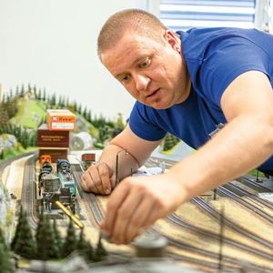 Als Selbstständiger im Nebenerwerb widmet sich Christian Dörsam der Reparatur und dem Umbau von Modelleisenbahn-Fahrzeugen.