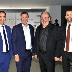 Die späte Stunde störte die Ehrengäste nicht: (v. li.) Unternehmenschef Christian Scherer, der Oberbürgermeister von Wiesbaden, Sven Gerich, Emmerich Engels, Leiter Vertriebsorganisation Deutschland VW Pkw, und Zisis Bilas, Geschäftsleiter des Autohauses.(Bild:  Scherer-Gruppe)